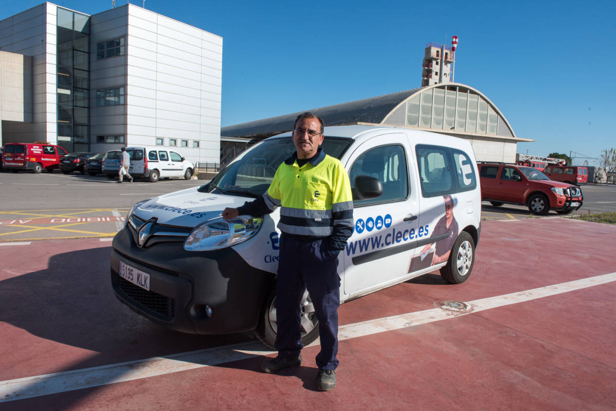 Juan Antonio Sáez realiza tareas de mantenimiento en el Consorcio Provincial de Bomberos de Alicante. Foto: RAFA MOLINA.