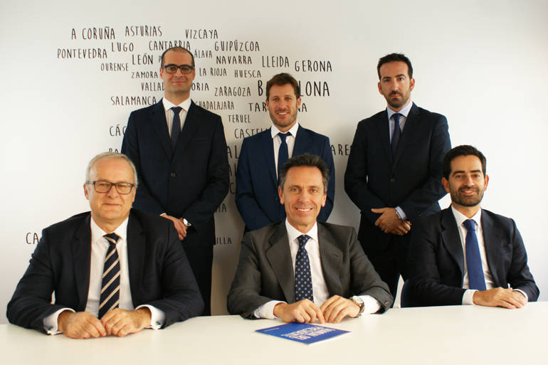 Carlos Felipe (abajo, derecha) con el resto del equipo de Next Capital en Mediterráneo Comunidades
