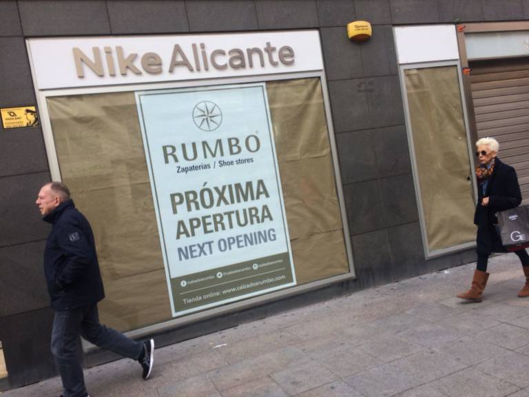 dueño de Zapaterías Rumbo deja la franquicia de Nike y cambia rótulo de su local en Maisonnave Alicanteplaza