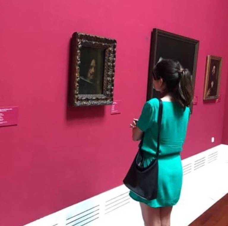 Una visitante ante el autorretrato de Velázquez. Museo de Bellas Artes de Valencia