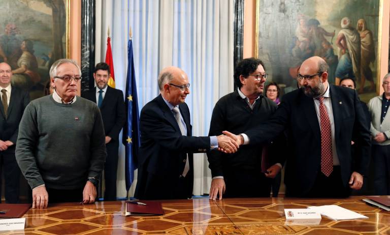 Firma del acuerdo entre el Gobierno y los sindicatos, el pasado viernes. Foto: EFE