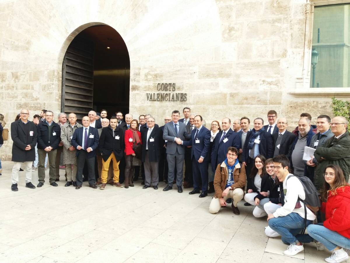Miembros de la Associació de Juristes Valencians, con el presidente de Les Corts, Enric Morera. Foto: AJV