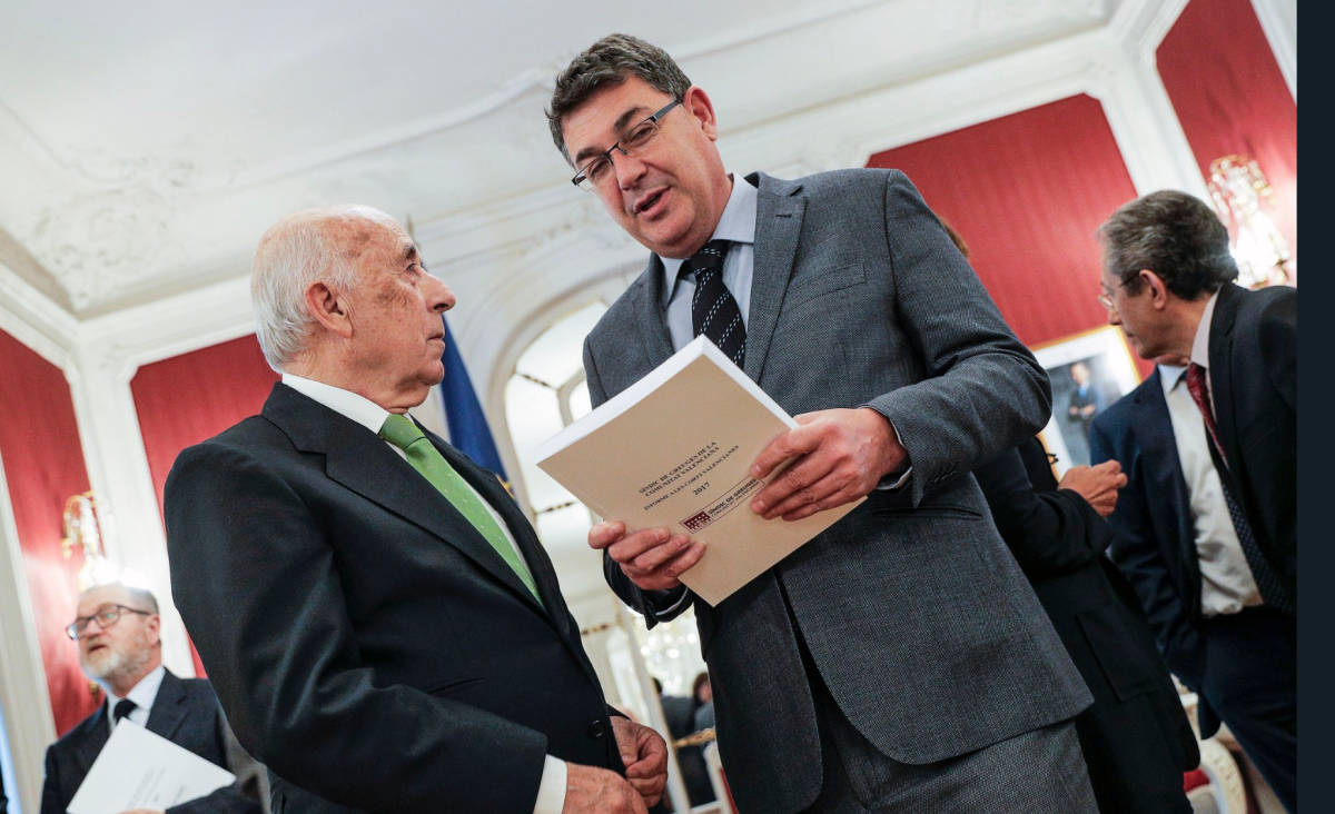 El síndic entrega el informe a Enric Morera. EFE/Manuel Bruque