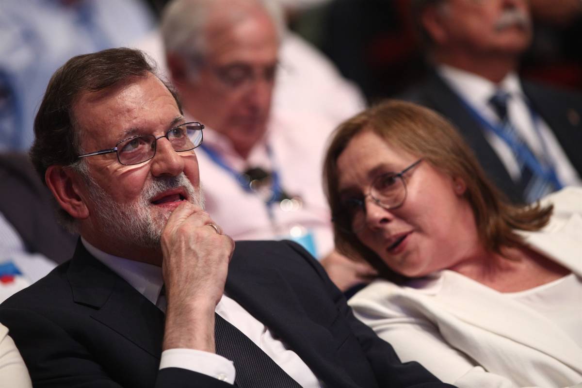 Rajoy junto a su mujer en un momento de la jornada congresual. Foto: EPE