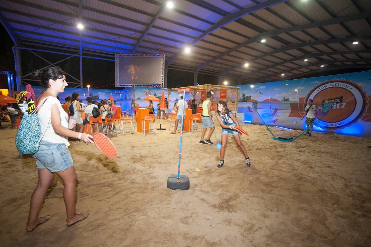 En el mismo recinto de la Ciudad Deportiva Guillermo Amor han recreado una playa para practicar deportes de verano.