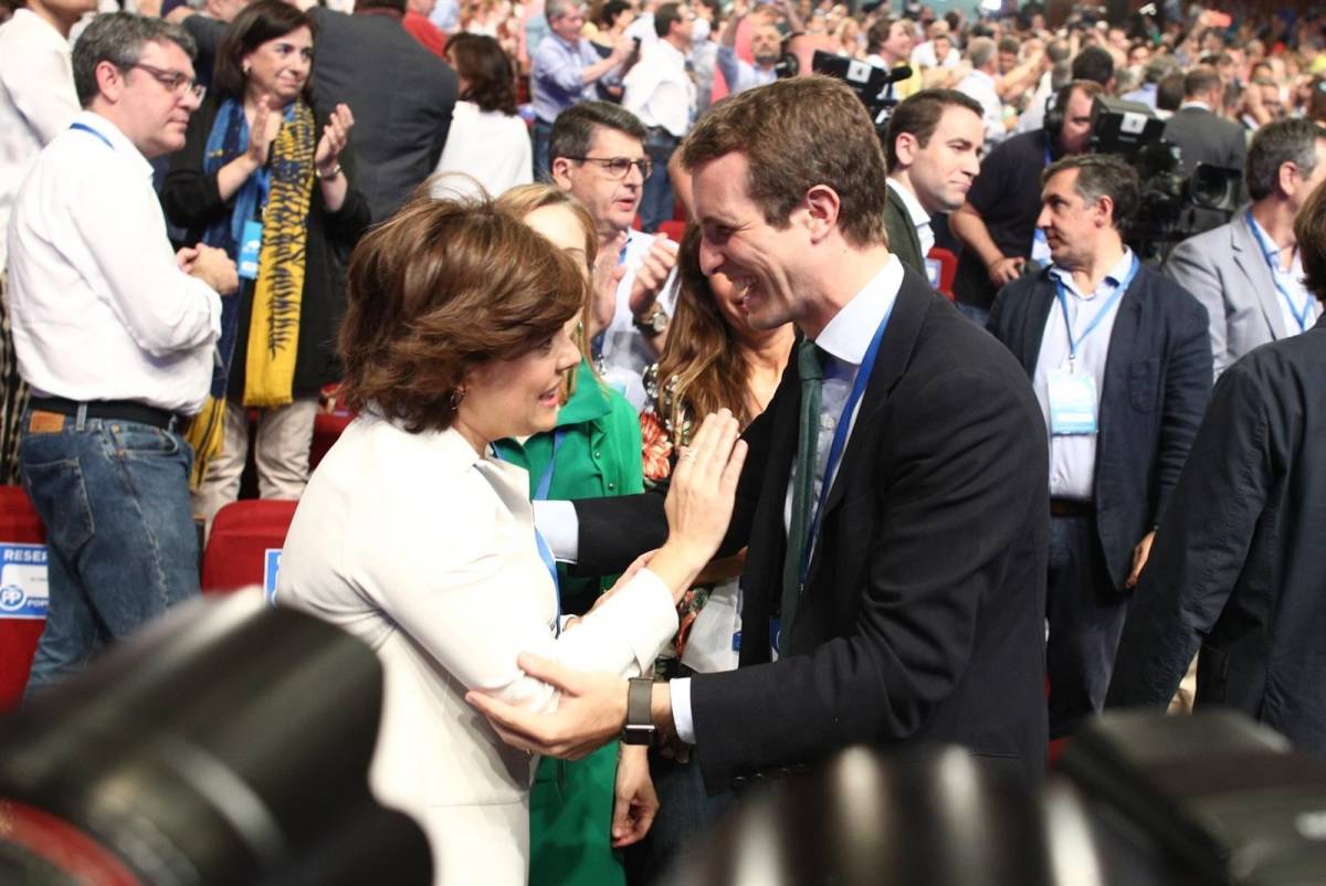 Soraya Sáenz de Santamaría y Pablo Casado se saludan en el plenario del congreso. Foto: EP