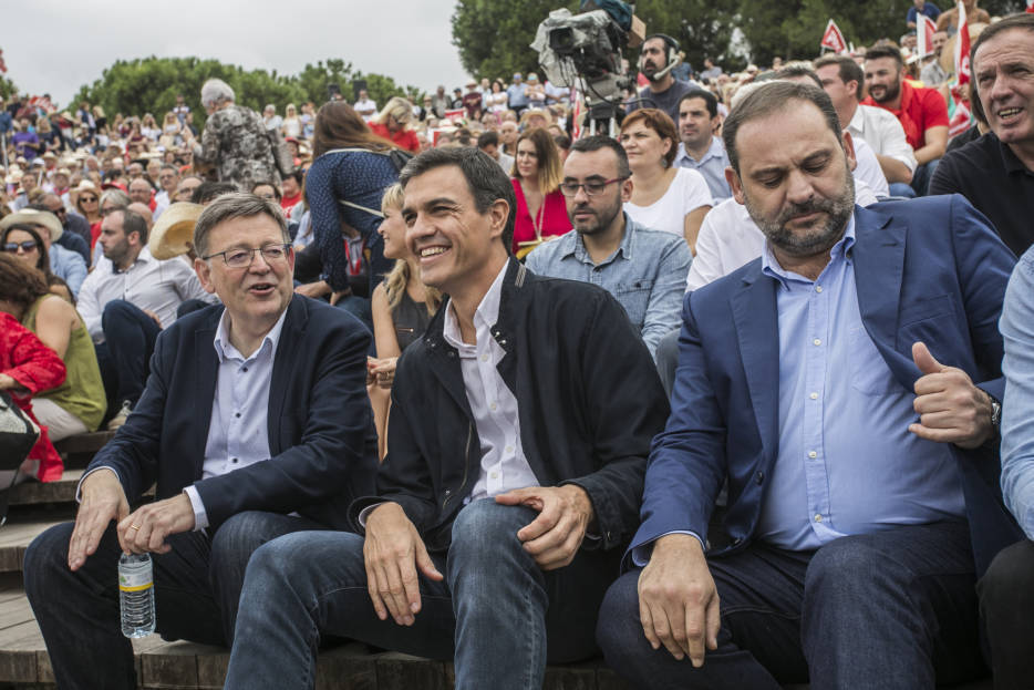 Ximo Puig, Pedro Sánchez y José Luis Ábalos en un acto en València. Foto: EVA MÁÑEZ