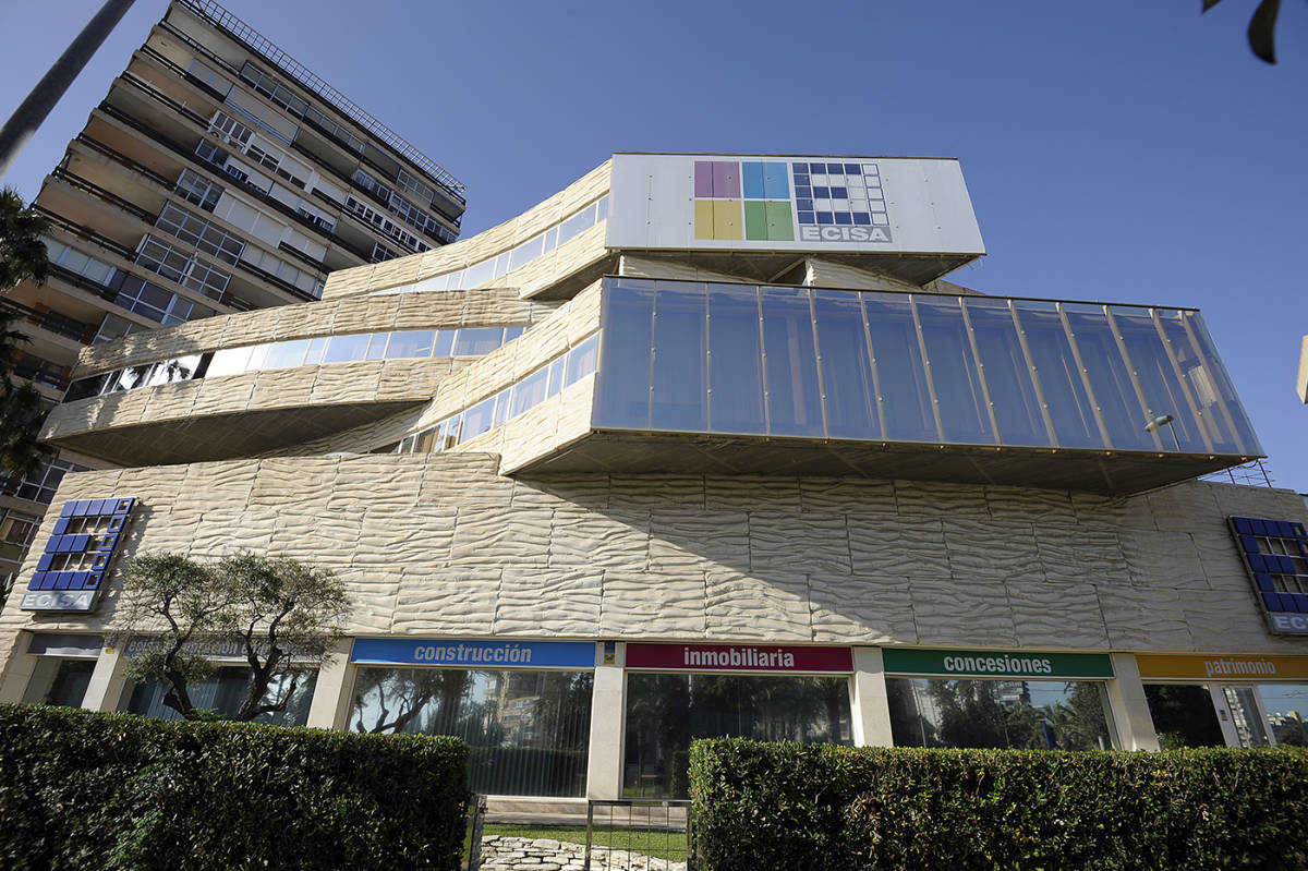 Exterior de la sede central de Ecisa en Alicante, en la playa de San Juan