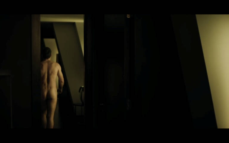 Richard Madden camina desnudo en una escena de 'Bodyguard'