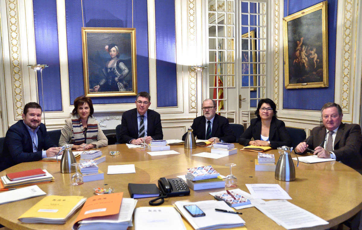 Los miembros de la Mesa de Les Corts. Foto: CORTS