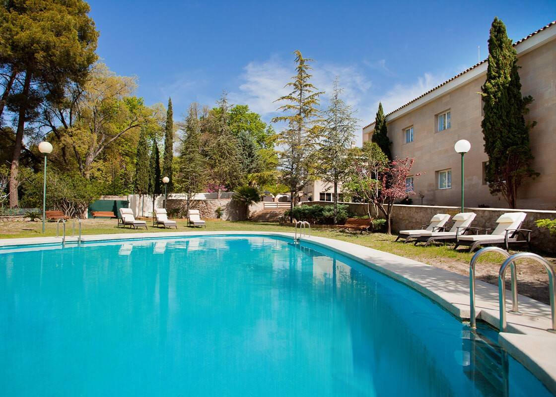 Vista del hotel Villa de Biar desde la piscina. Foto: DANIYA HOTELS