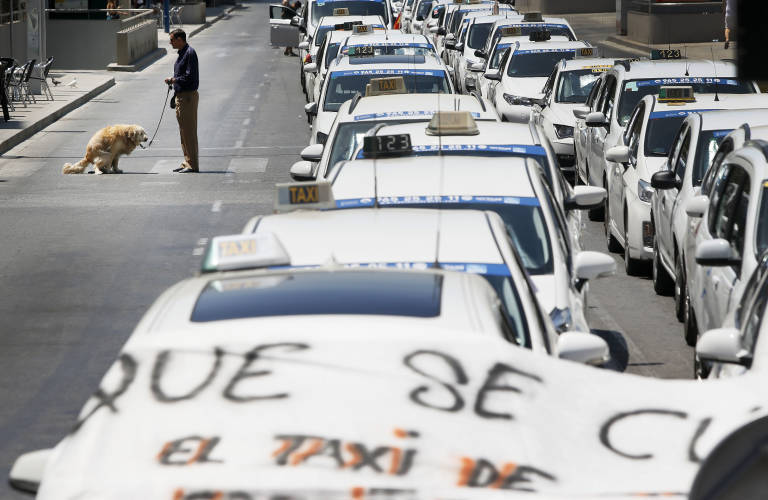 Protestas de taxistas en la avenida de la Estación de Alicante, el pasado agosto. Foto: EFE