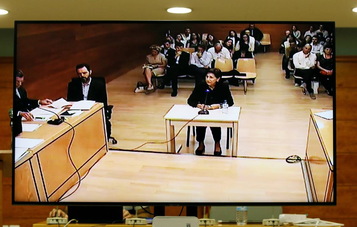 Antonia Martínez, durante su declaración, junto a Miguel López. Foto: EFE