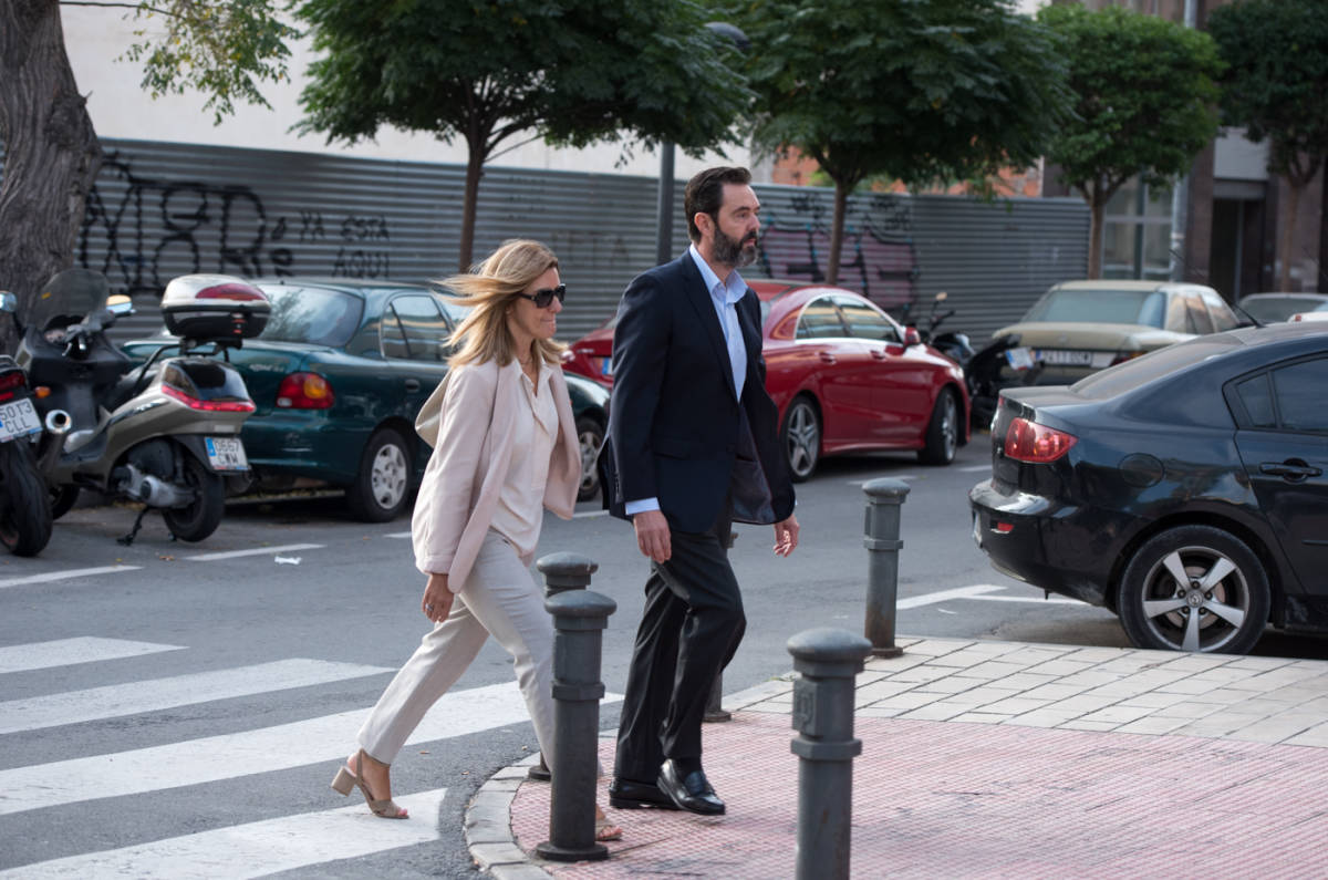Miguel López llega a los juzgados acompañado por su hermana. Foto: RAFA MOLINA