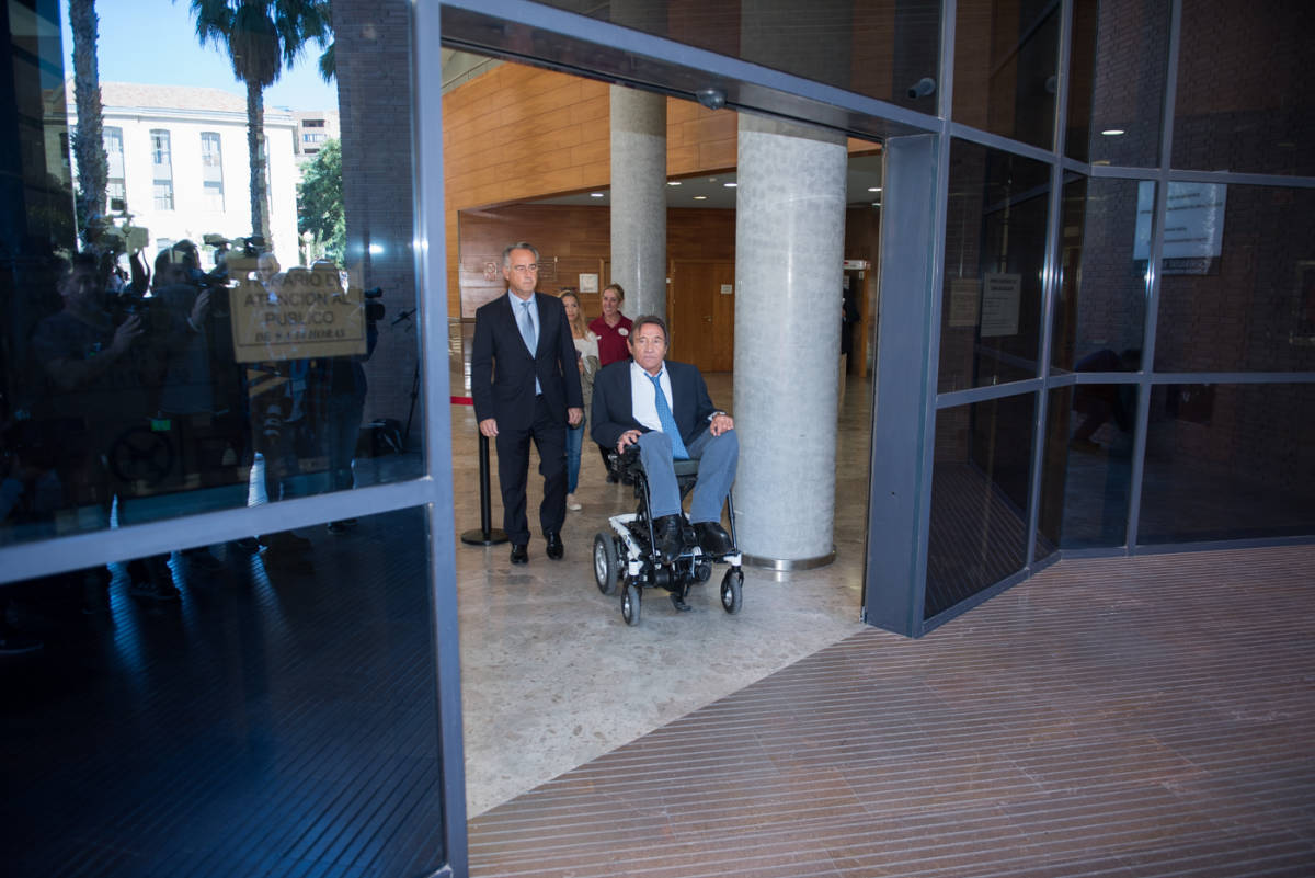 Sala y su abogado salen durante el receso, antes de declarar