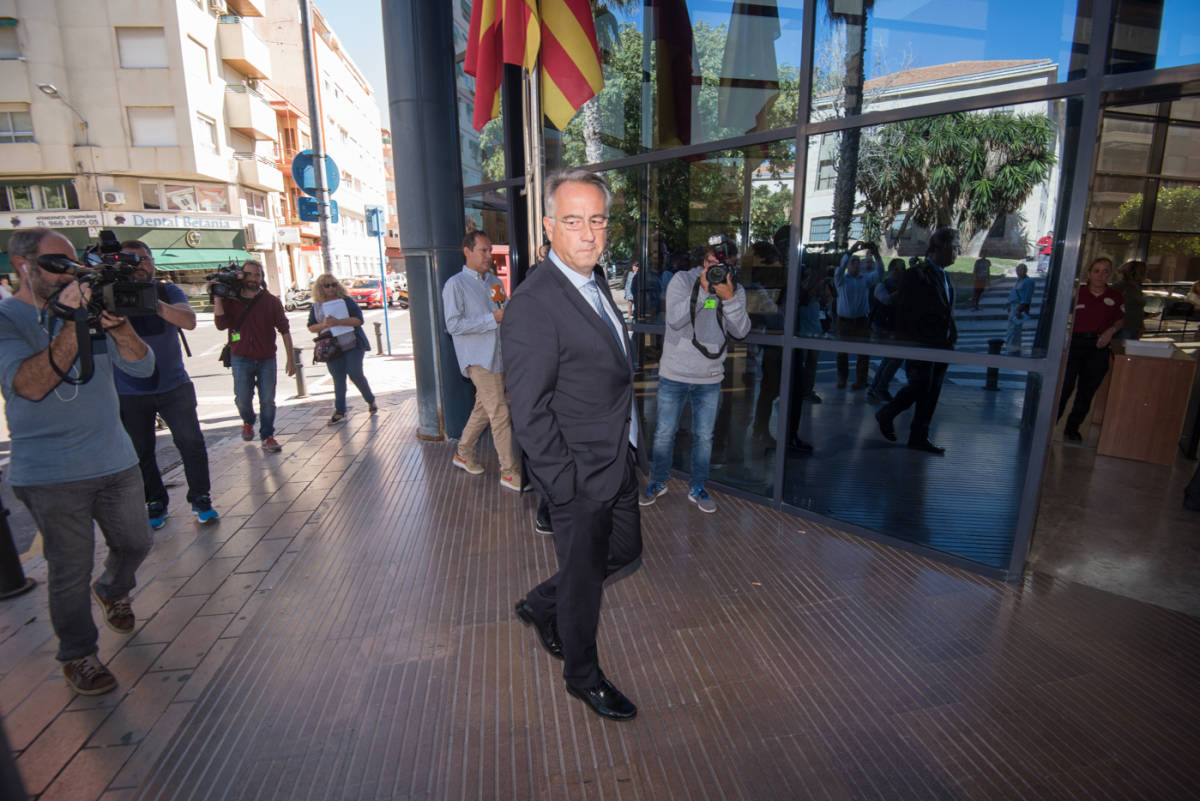 Vicente Sala llega al juzgado donde se celebra la vista. Foto: RAFA MOLINA