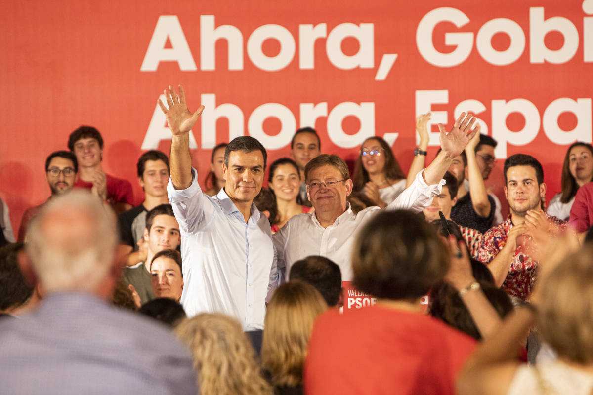 El líder del PSOE, Pedro Sánchez, junto a Ximo Puig en un mitin del PSPV la pasada semana. Foto: EVA MÁÑEZ