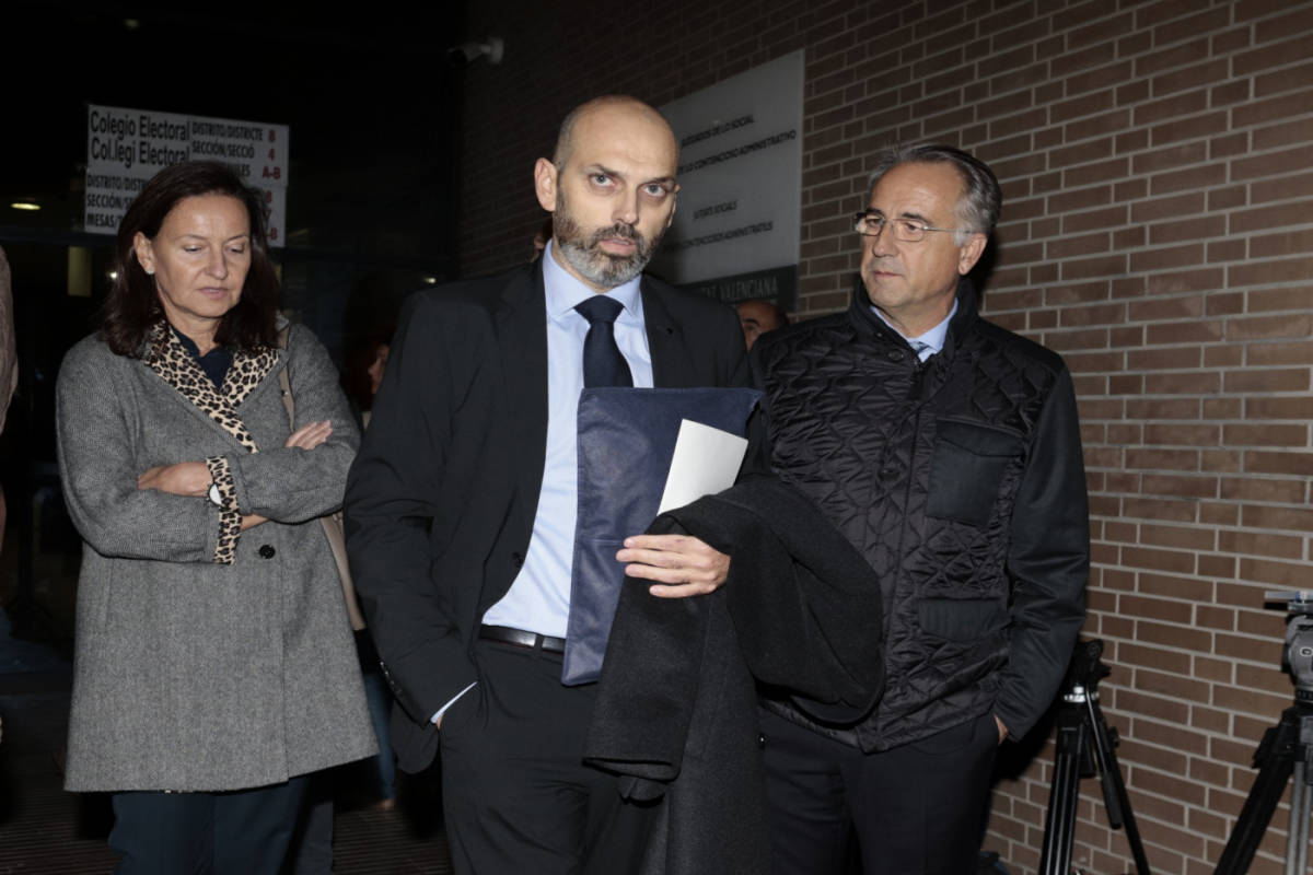 Vicente Sala y su mujer, junto con el ayudante de Ruiz Marco en la acusación. Foto: PEPE OLIVARES