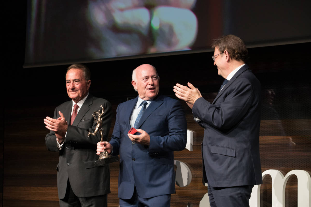 Juan Riera y Ximo Puig entregaron la medalla de Oro y Brillantes a Joaquín Pérez
