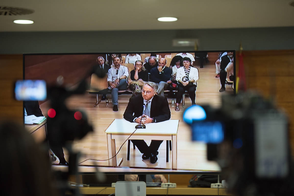 Vicente Sala testifica en la tercera sesión del juicio, con su cuñado a la izquierda