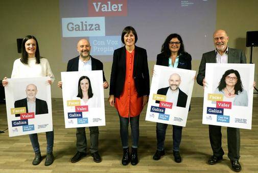 La líder del BNG, Ana Pontón, junto a al diputado electo Néstor Rego y otros candidatos. Foto: EFE