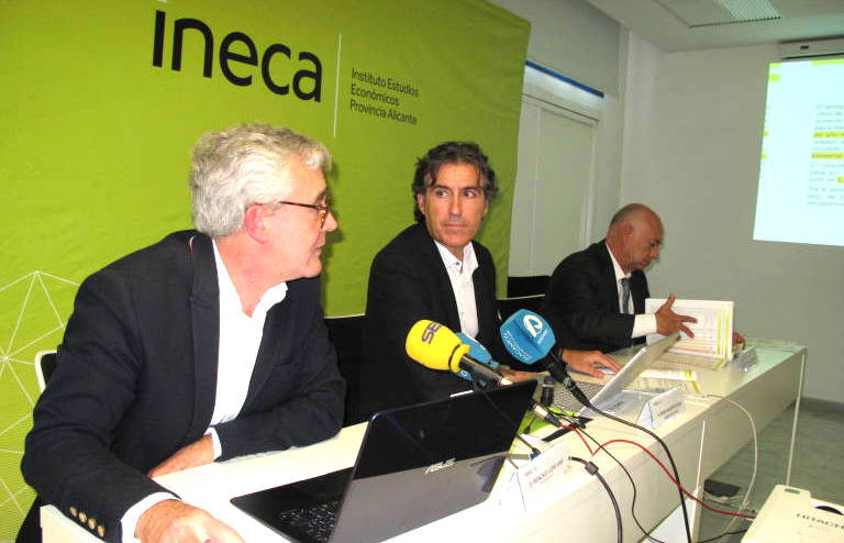 Francisco Llopis, junto a Rafael Ballester y Antonio Fernández, en la presentación del último informe Ineca. Foto: AP