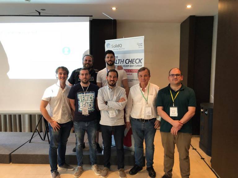 Fernando Guerrero (2d) con los fundadores de Nouss, en el SolidQ Summit de 2018