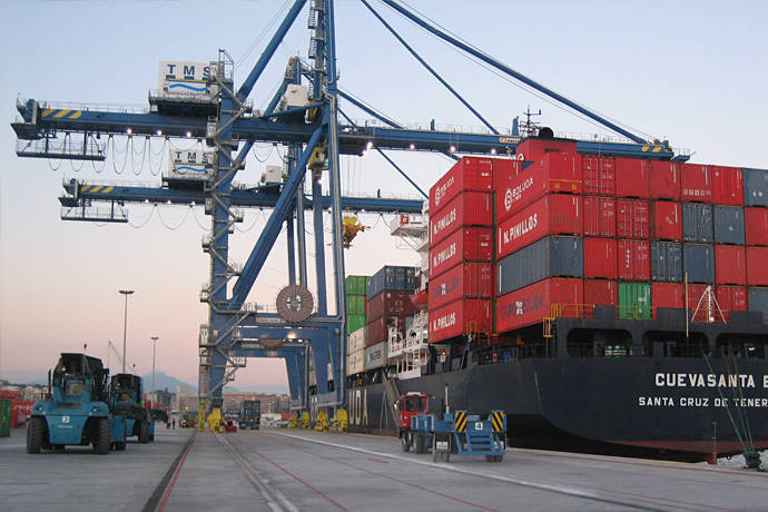 Terminal de contenedores en el puerto de Alicante, en una imagen de archivo. Foto: TMS