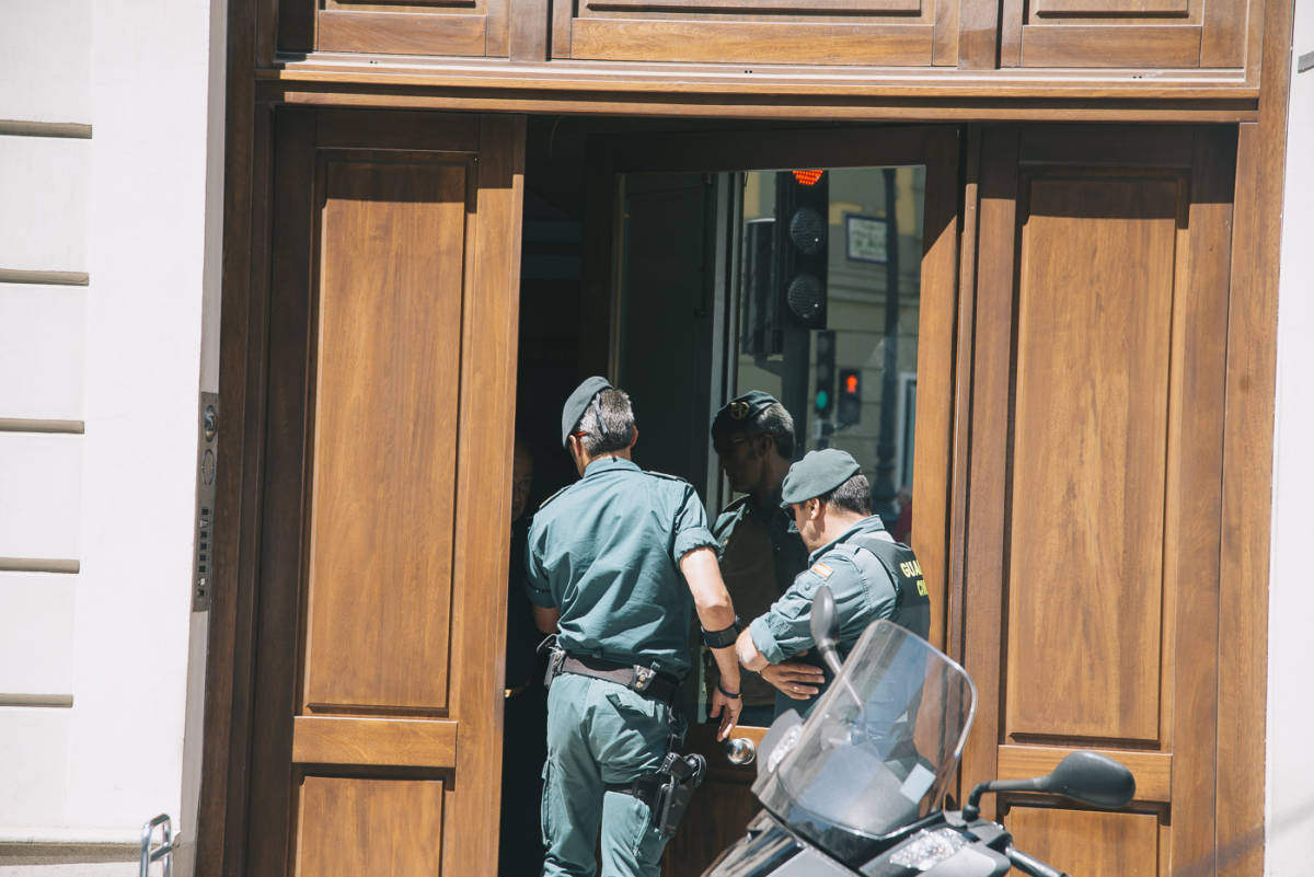 La Guardia Civil, en el domicilio de Zaplana el día de su detención. Foto: KIKE TABERNER