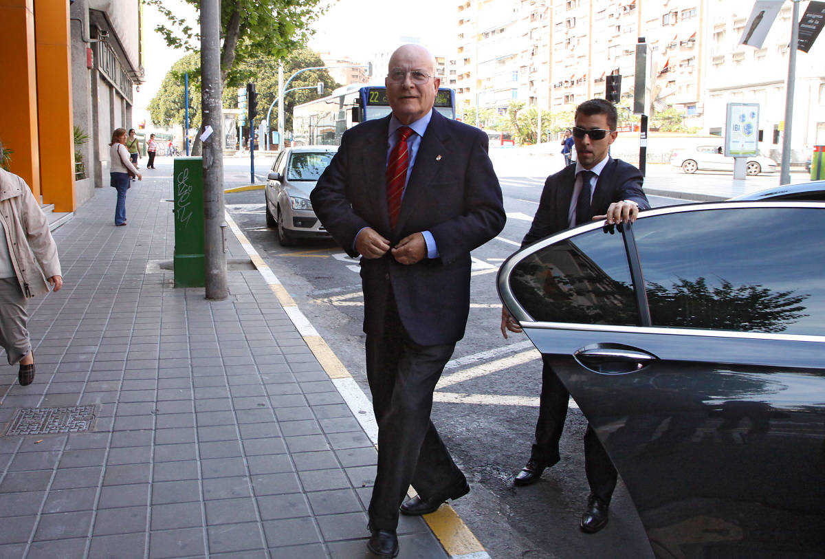 Aniceto Benito llega a la antigua sede de la CAM en su etapa como consejero de la entidad. Foto: JUAN CARLOS SOLER