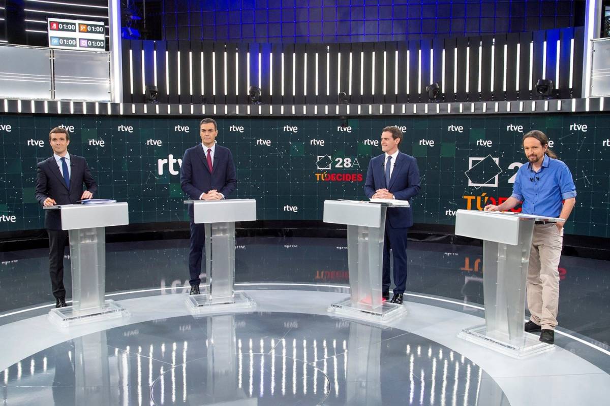 Imagen de los cuatro candidatos durante del debate. Foto: EFE/SERGIO TEJEDOR