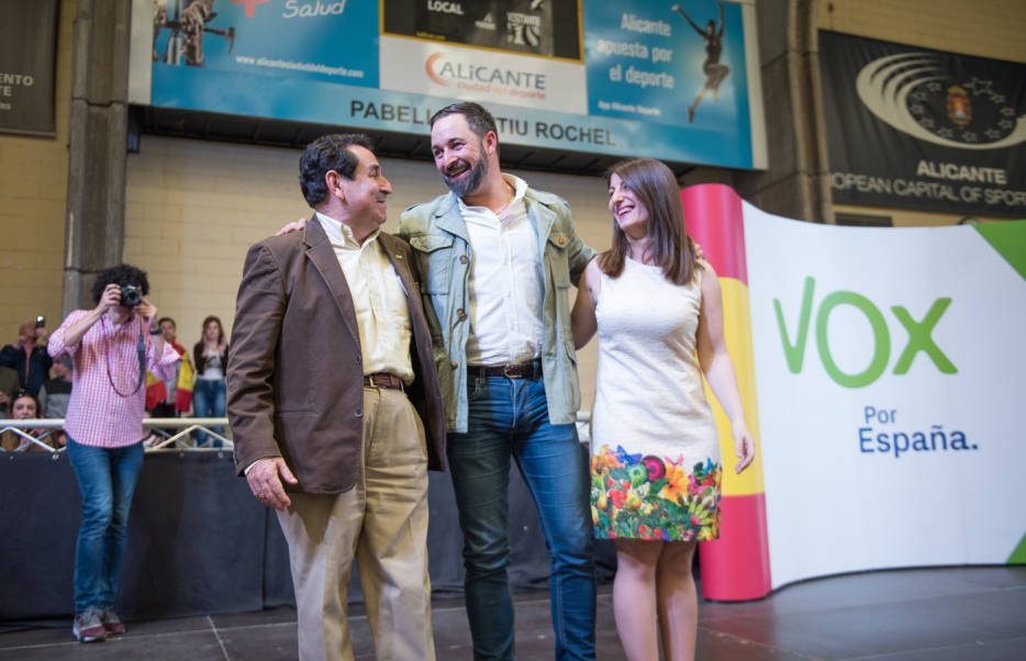 Manuel Mestre, Santiago Abascal y Ana Vega, en el mitin de Vox en Alicante. Foto: RAFA MOLINA