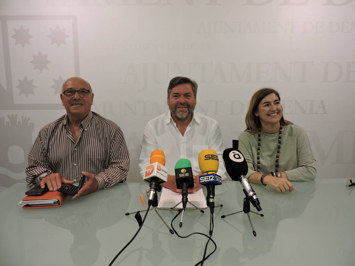Rafa Carrió, este martes, junto a sus compañeros de Corporación. Foto: TINO CALVO