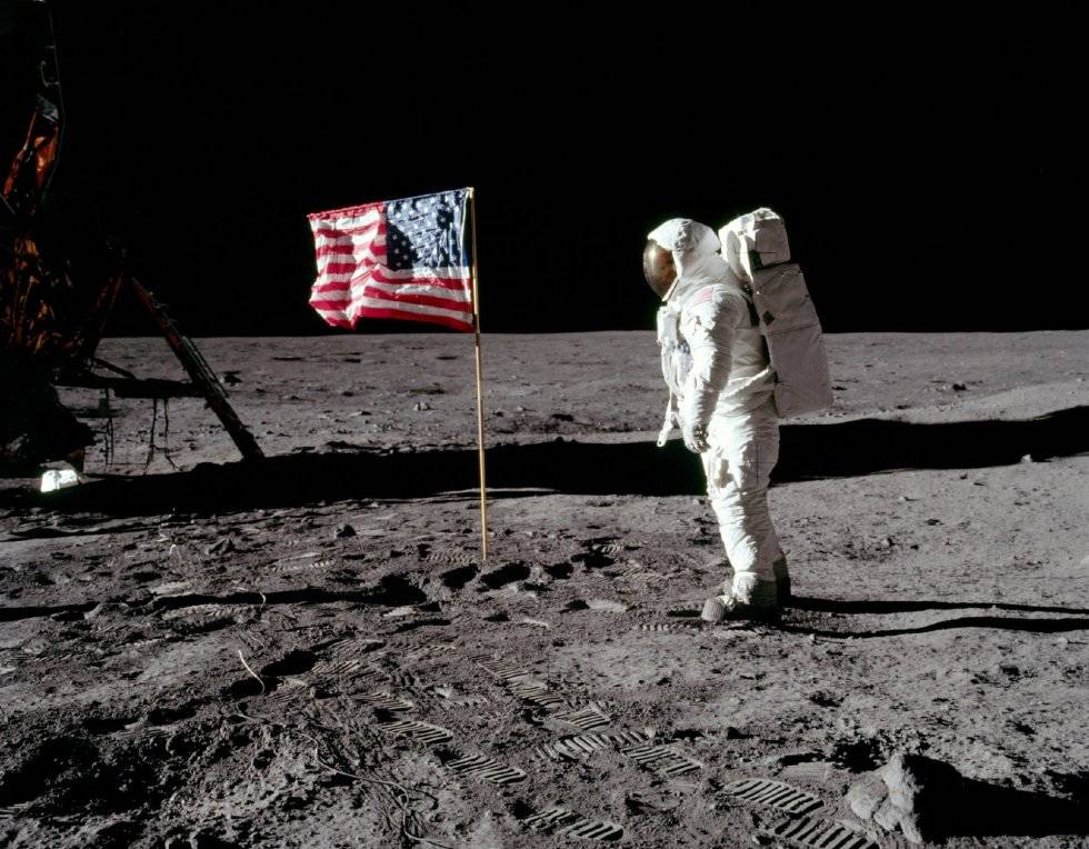 Buzz Aldrin junto a la bandera. Foto: NASA