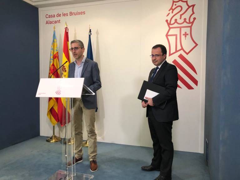 El conseller Arcadi España con el secretario de Estado de Infraestructuras, Julián López, en Alicante