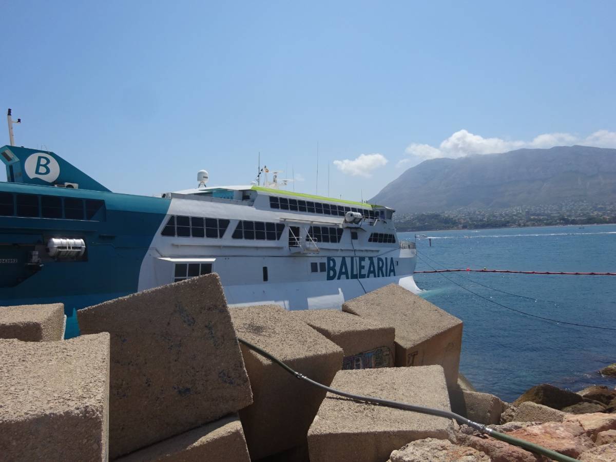 Imagen del ferry encallado tomada el lunes, con la barrera anticontaminación. Foto: A.S.