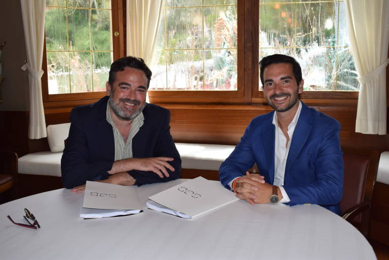 Enrique Peláez (Ecisa) y Daniel Torregrosa (Aligrupo), tras la firma del contrato de San Juan Beach