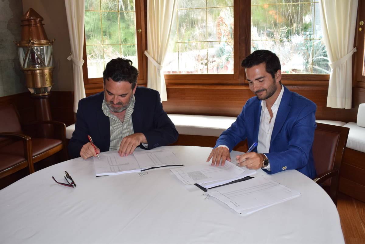 Enrique Peláez (Ecisa) y Daniel Torregrosa (Aligrupo) firman el contrato de obra. Foto: AP
