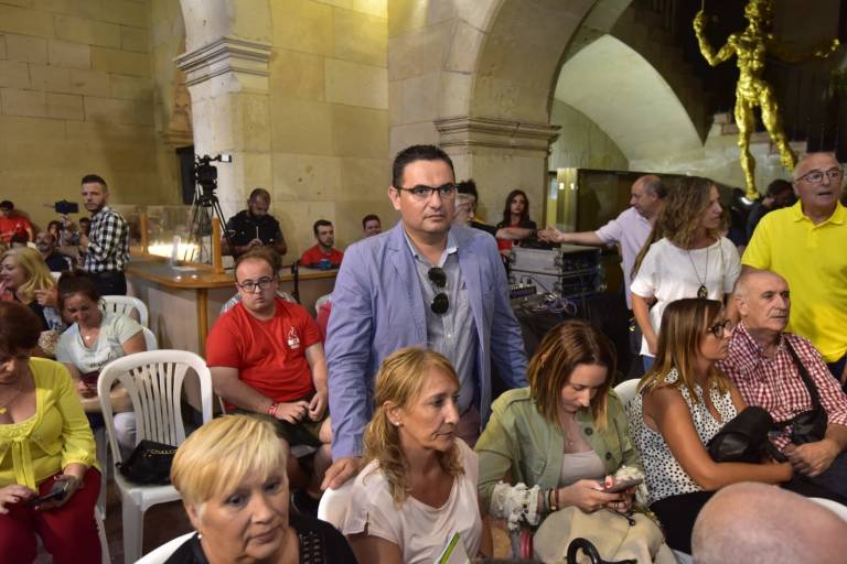 David Olivares durante el periodo de espera en el que se realizaba la votación. FOTOS: Rafa Molina
