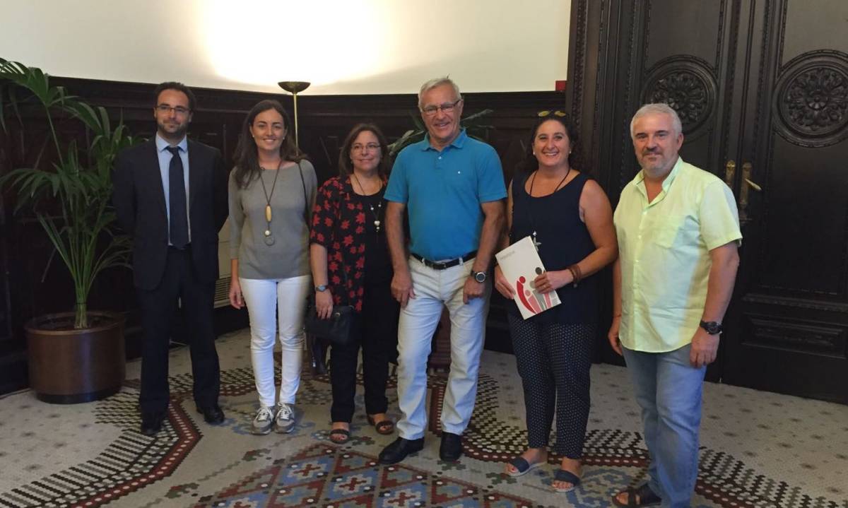 Joan Ribó, con los representantes de la familias numerosas en 2016. Foto: FANUCOVA