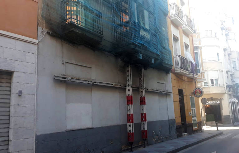 Aspecto actual de la fachada, apuntalada por el riesgo de derrumbe. Foto: AP