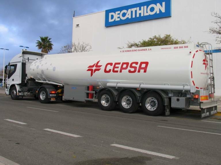 Camión cisterna de HRBG para transportar el carburante de Cepsa. Foto: AP