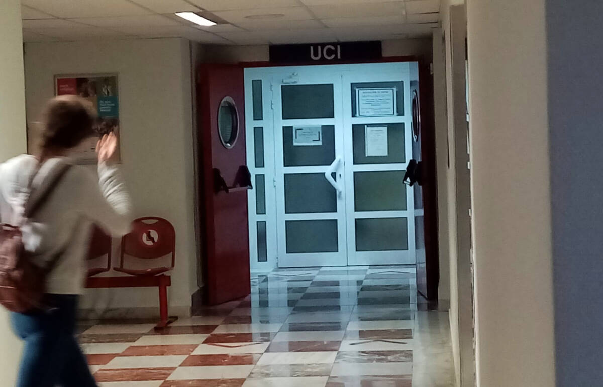 Exterior de la UCI del Hospital General de Alicante. Foto: AP