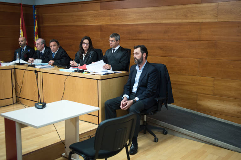  Miguel López, junto a su abogado defensor, en la sala donde se celebró el juicio con jurado. Foto: RAFA MOLINA