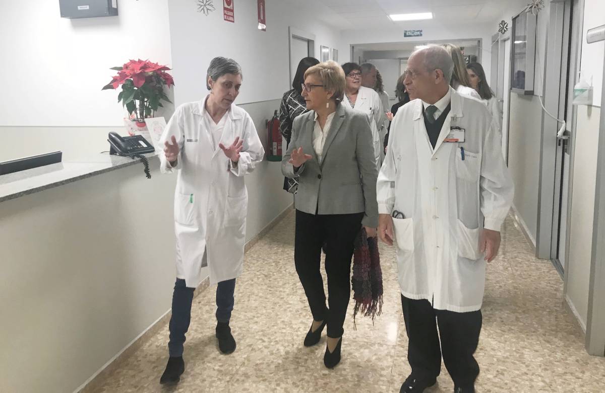 La consellera de Sanidad, Ana Barceló, durante su visita al Arnau de Vilanova. Foto: GVA