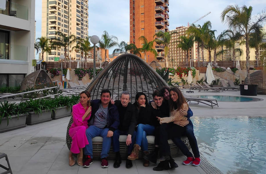 De izquierda a derecha: María Hervás, Secún de la Rosa, Juan Diego, Carolina Yuste, Àlex Monner, Lander Otalola y Marina Salas. Foto: AP.