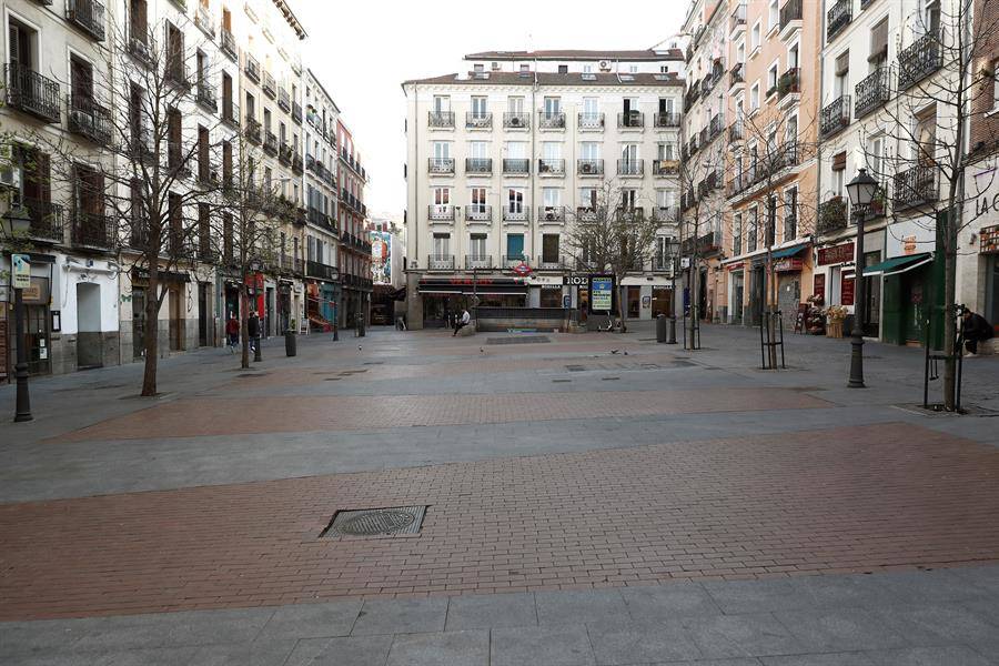 Plaza céntrica de Madrid completamente vacía este viernes. Foto: EFE