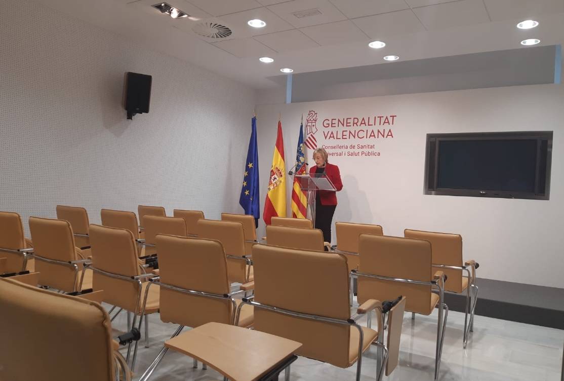 La consellera Ana Barceló, leyendo las respuestas. Foto: GVA