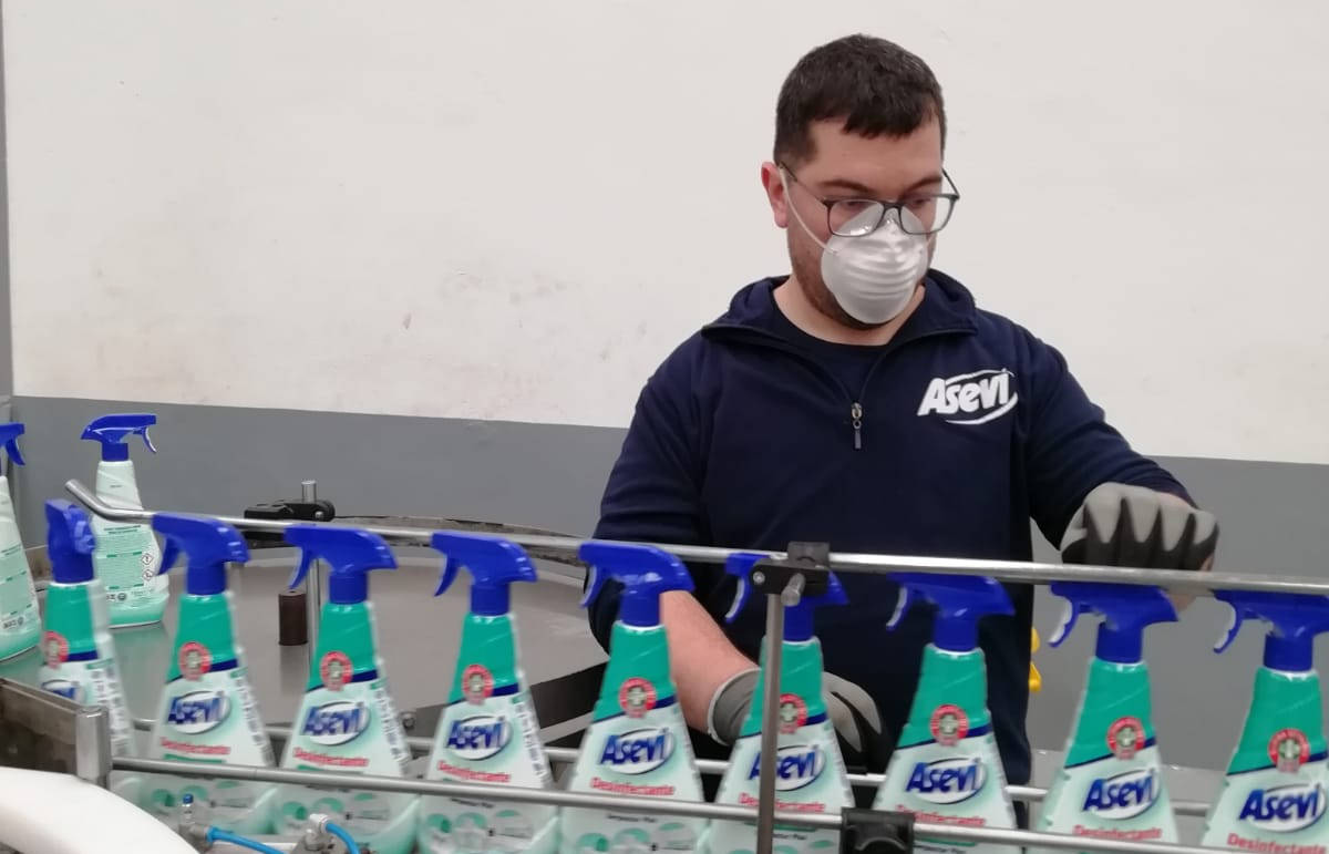 Un operario supervisa la producción del desinfectante Asevi en la planta de Xàbia. Foto: AP