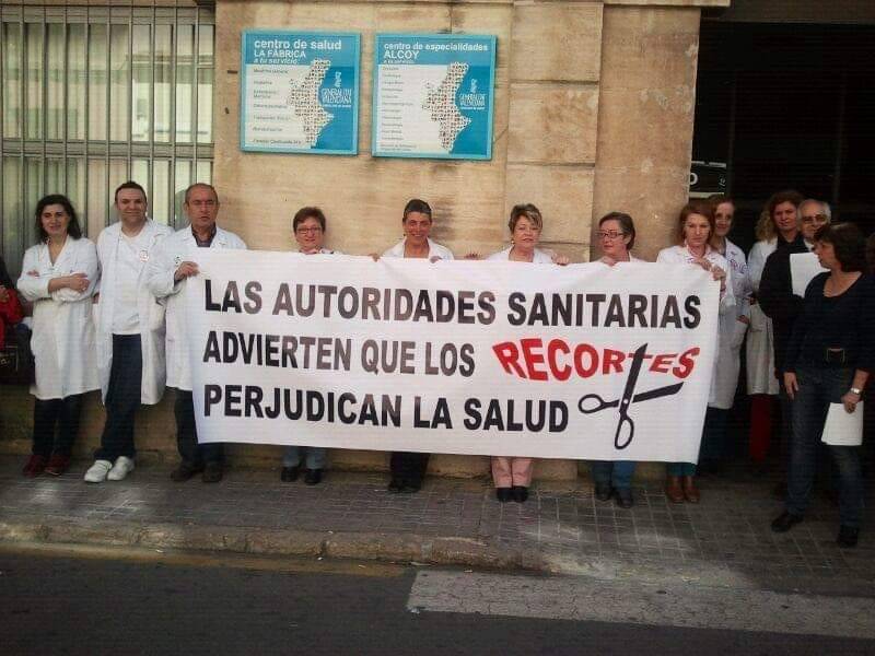 Manifestación contra los recortes en el Centro de Salud La Fábrica de Alcoy, hace cinco años. Foto: Concha Martínez